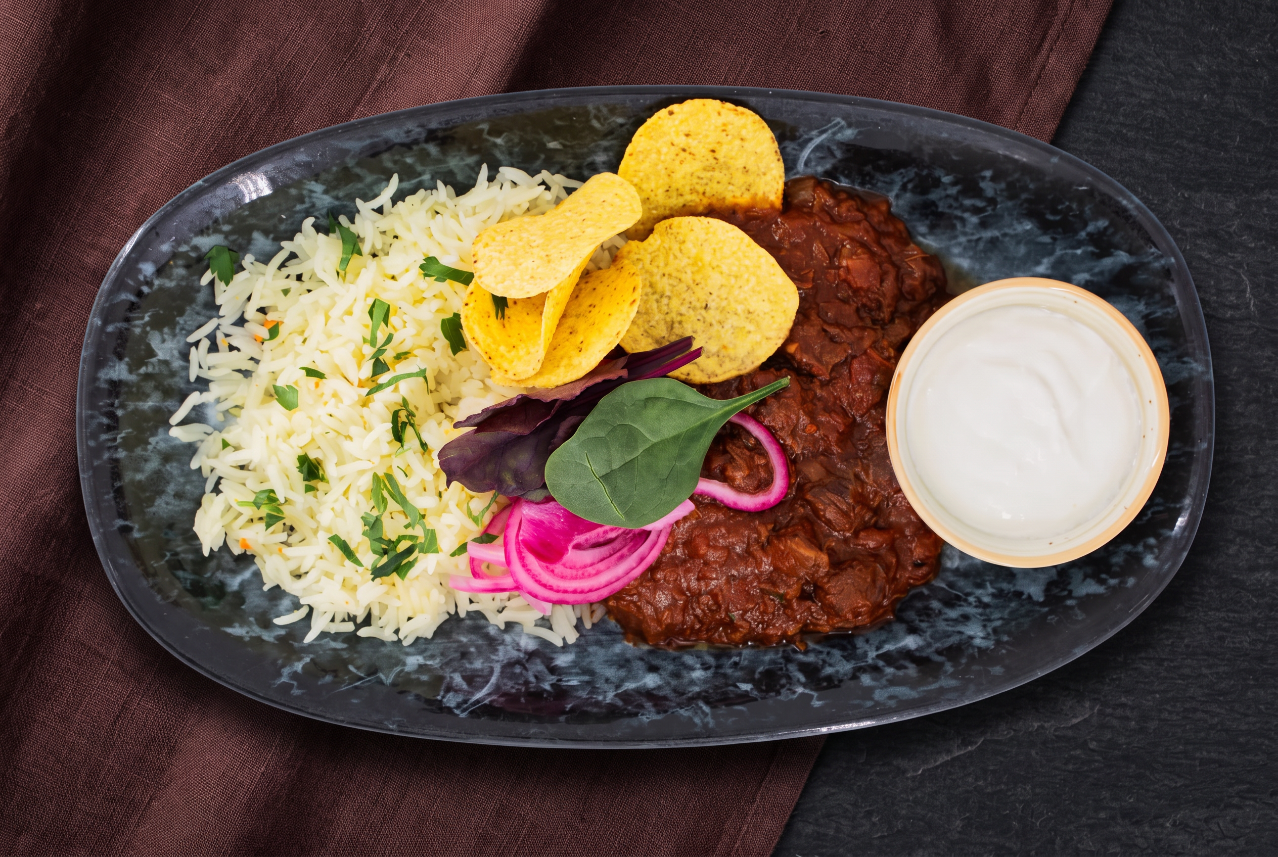 Mustig köttgryta med ris, picklad rödlök och vit sås