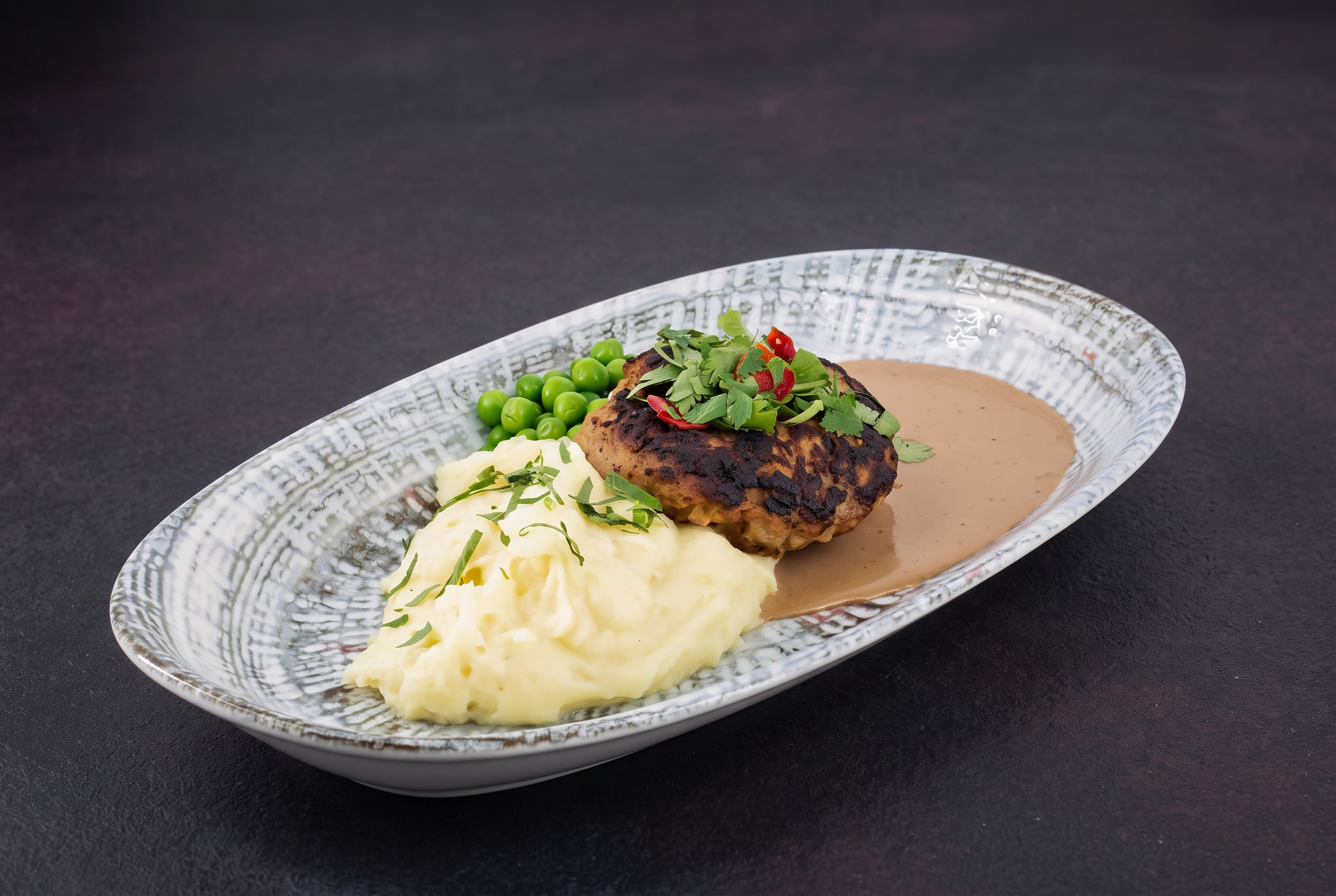 Köttfärsbiff med potatismos, ärtor och gräddsås