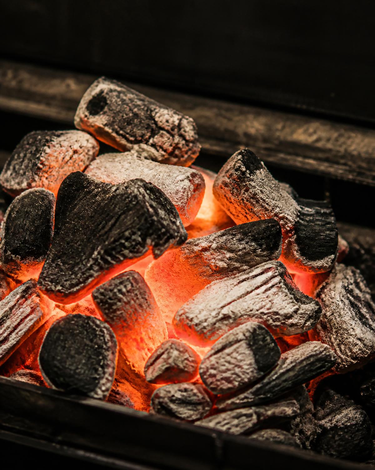 Glödande kol i kolgrillen