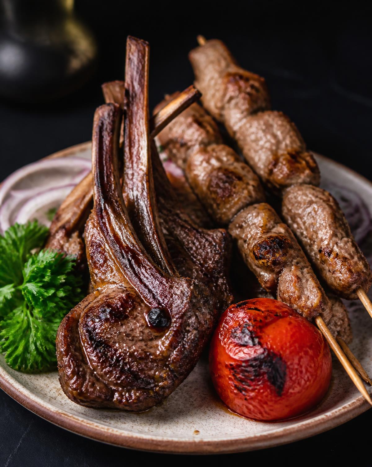 Grillade lammkotletter och kebabspett på tallrik