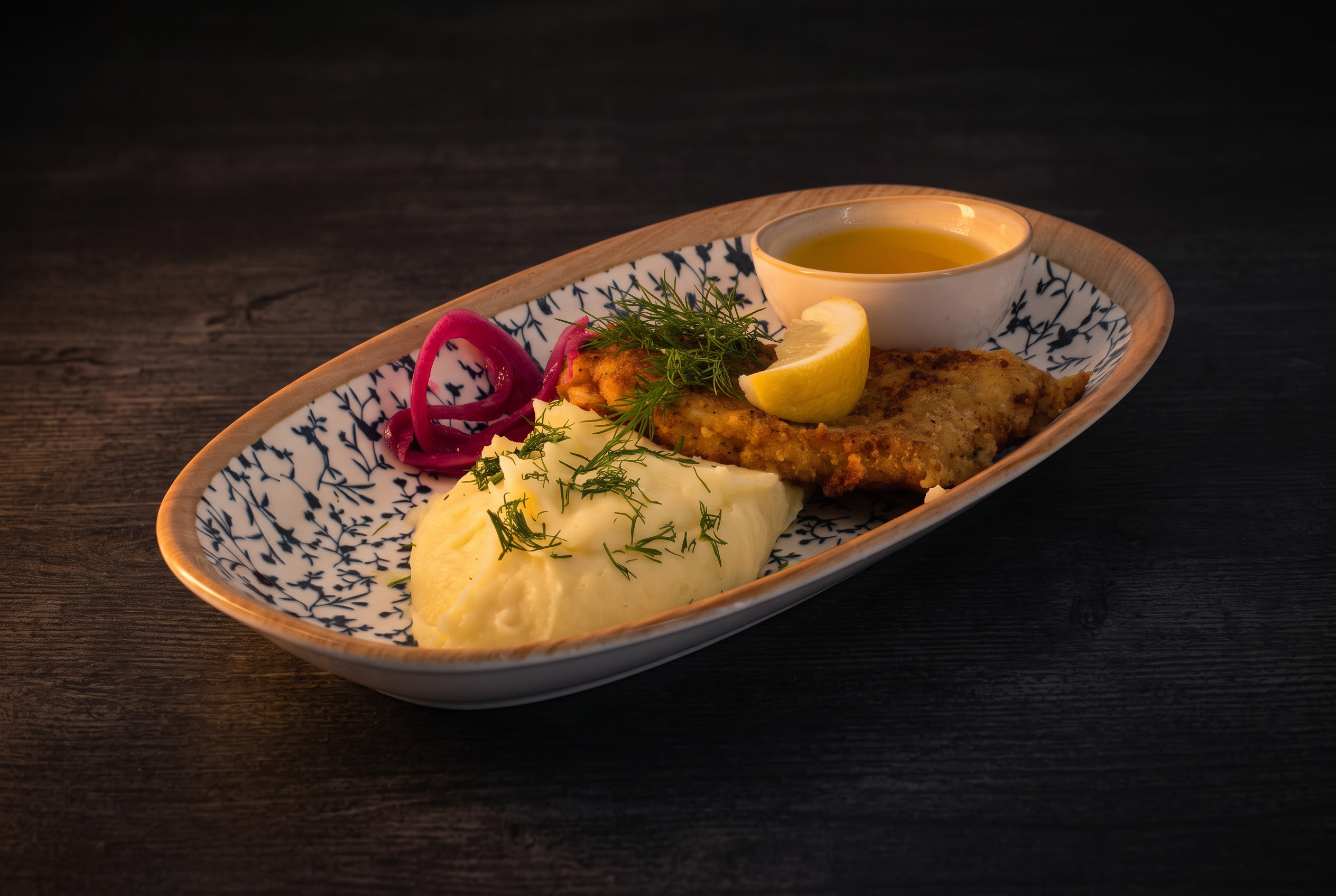 Schnitzel med potatismos, citron, dill och sås